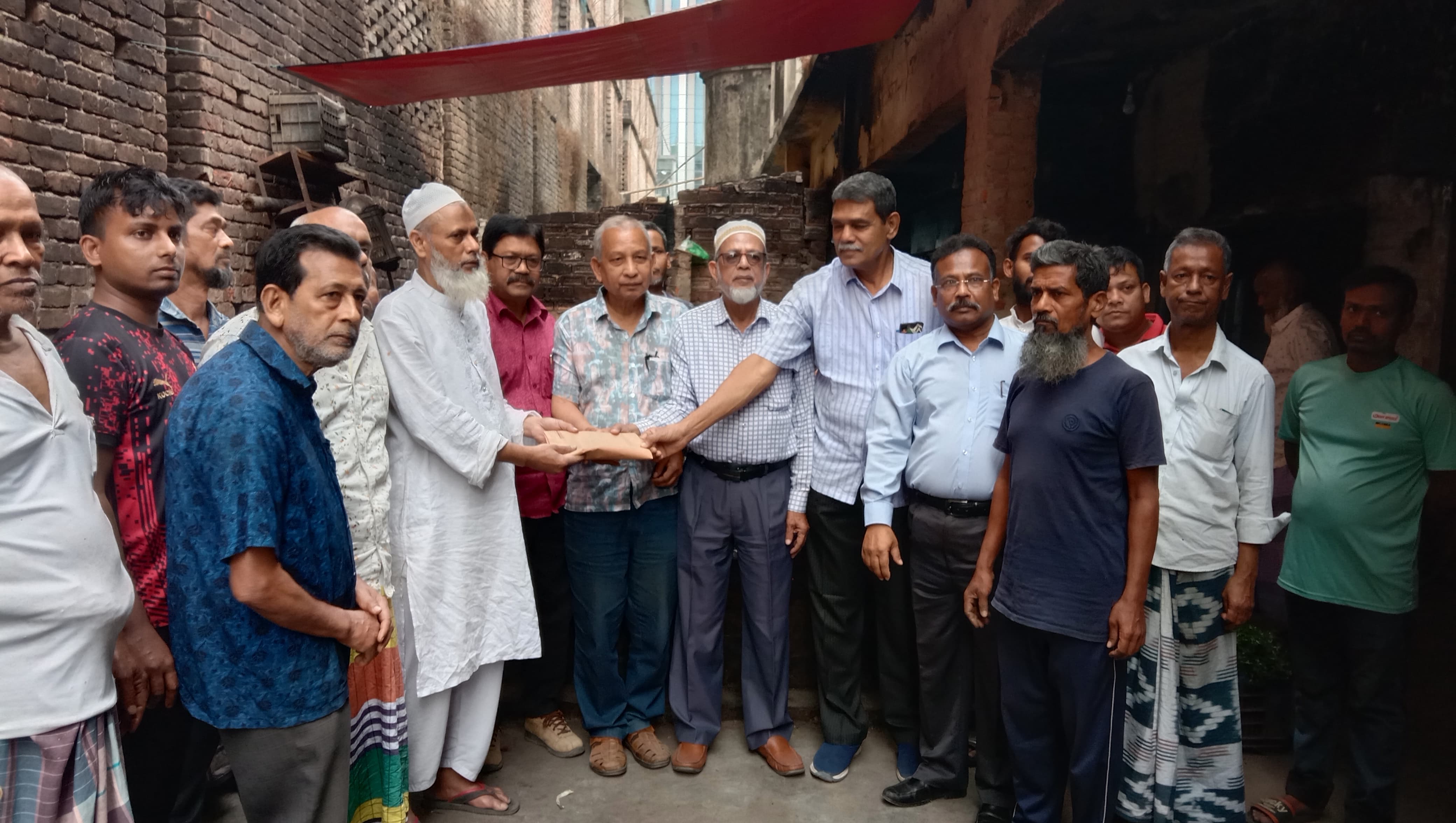 রাজশাহীর নিউমার্কেটের আগুনে পোড়া ১২ দোকানীকে রক্ষা সংগ্রাম পরিষদ ও বাপার সহায়তা