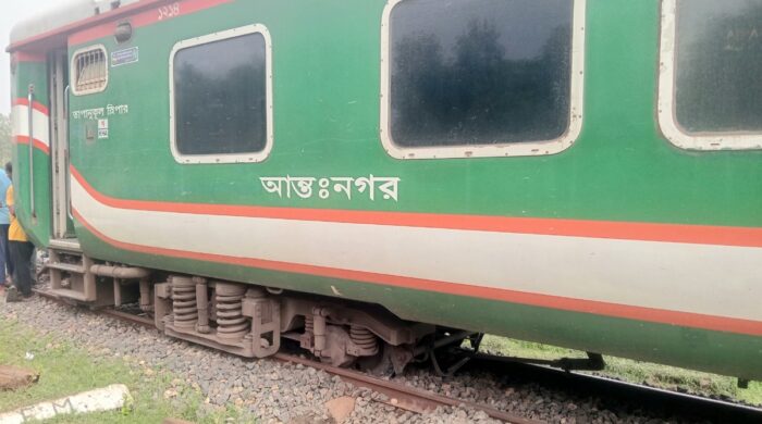 আদমদীঘিতে রংপুর এক্সপ্রেস ট্রেনের দুই কোচ লাইনচ্যুত; ৫ ঘন্টা পর ট্রেন চলাচল