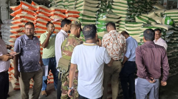 নওগাঁয় অবৈধভাবে ধান মজুতের দায়ে ৬ চালকল মালিকের জরিমানা