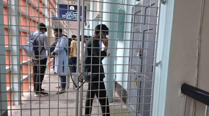 তিন মাসেও ফলাফল না দেওয়ায় আরবি বিভাগে তালা দিয়েছেন শিক্ষার্থীরা