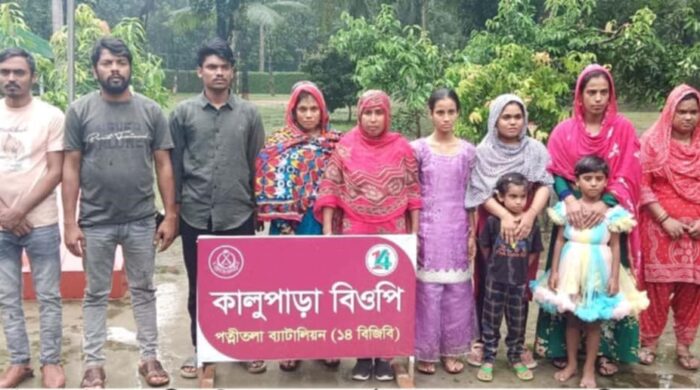 নওগাঁ সীমান্তে ১৪ বাংলাদেশীকে পুশইন