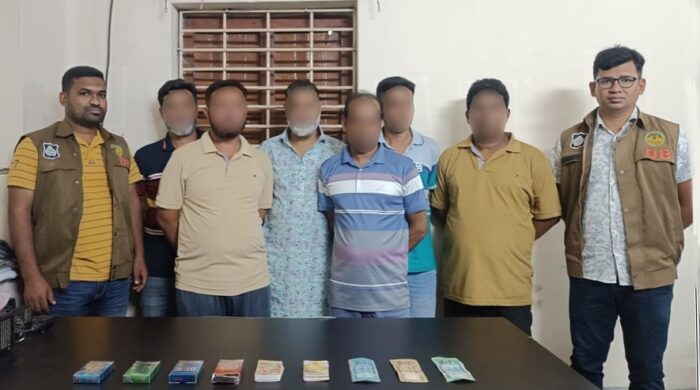 আরএমপি ডিবি’র অভিযানে ৬ জুয়াড়ি গ্রেপ্তার; জুয়ার সরঞ্জামাদি উদ্ধার