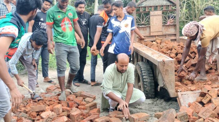 রাজশাহীতে প্রবাসীর অর্থায়নে ভাঙা রাস্তা সংস্কার করছেন ছাত্র দলের নেতাকর্মীরা