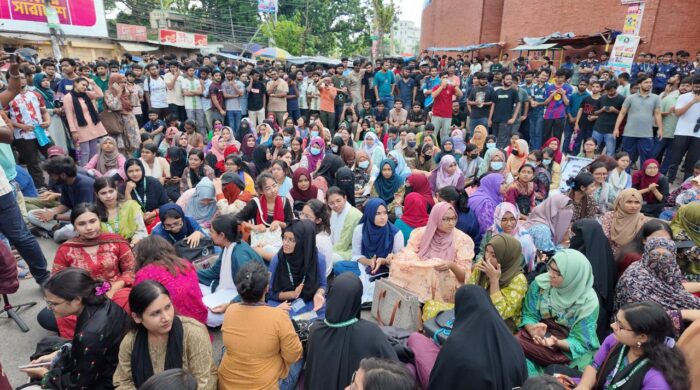 ঢাকায় প্রকৌশলের শিক্ষার্থীদের ওপর হামলার প্রতিবাদে রাজশাহীতে মহাসড়ক অবরোধ