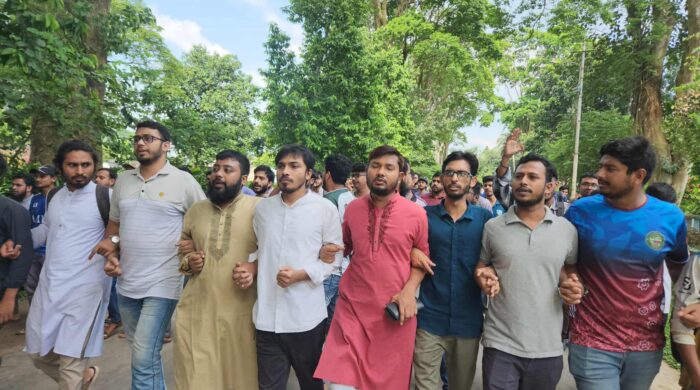 রাকসু নির্বাচনের তারিখ পেছানোর প্রতিবাদে শিবিরের বিক্ষোভ মিছিল