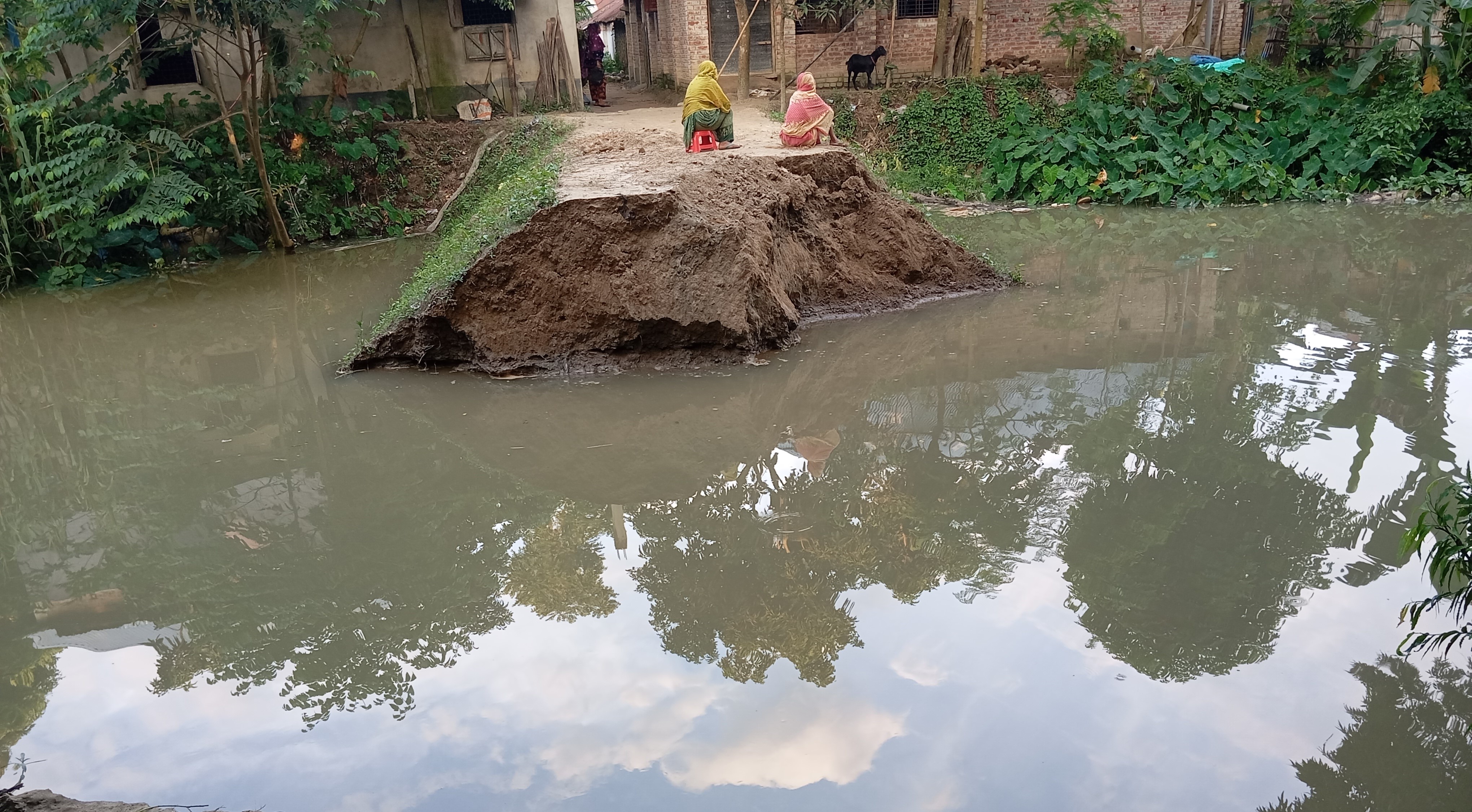 নওগাঁয় বেড়িবাঁধ ভেঙ্গে দুই শতাধিক পরিবার পানিবন্দী