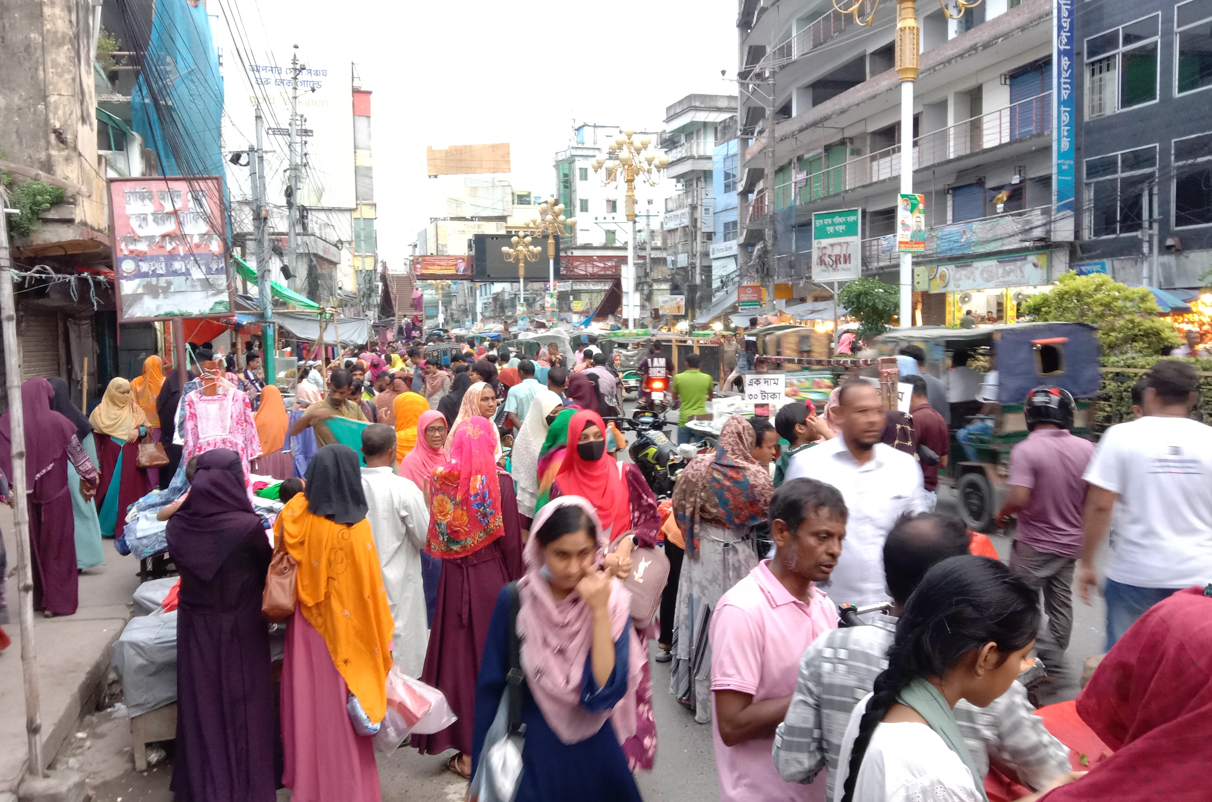 ফুটপাতে জমে উঠেছে ছুটির দিনের বাজার