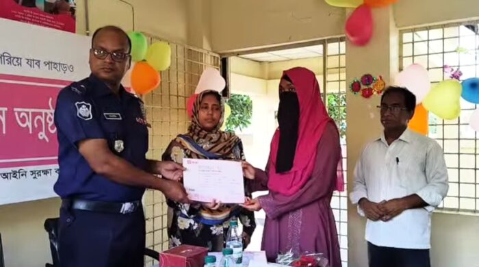 মোহনপুরে ব্র্যাক গ্রাাজুয়েট স্বপ্নসারথিদের মাঝে সনদ বিতরণ