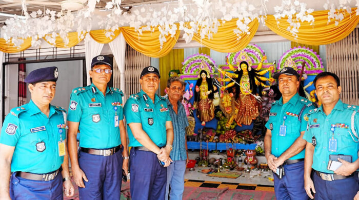 নগরীর পূজা মণ্ডপ পরিদর্শনে আরএমপি কমিশনার