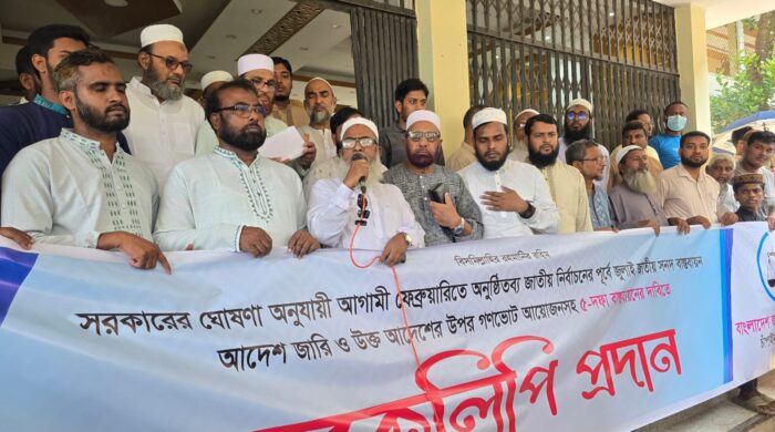 ৫ দফা দাবিতে চাঁপাইনবাবগঞ্জে জামায়াতের স্মারকলিপি প্রদান