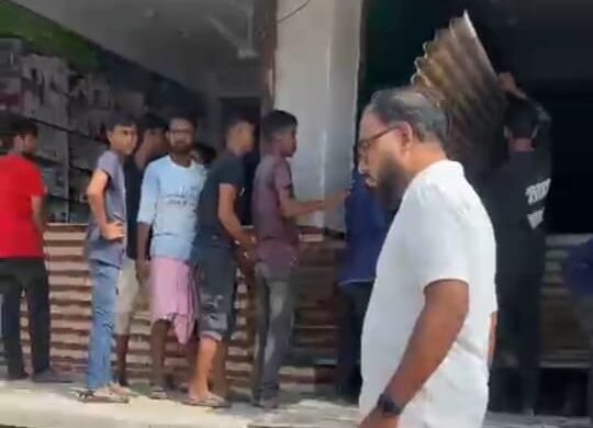 পত্নীতলায় চাঁদা না পেয়ে মার্কেট বন্ধ করে দেয়ার অভিযোগ