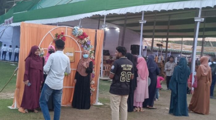 ছবিতেই আটকে গেছে বইমেলার দর্শনার্থীরা