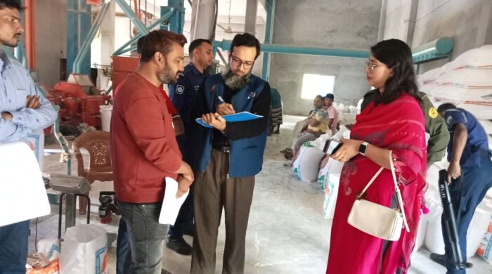 মোহনপুরে বিএসটিআই’র লাইসেন্সবিহীন ফ্লাওয়ার মিলকে জরিমানা