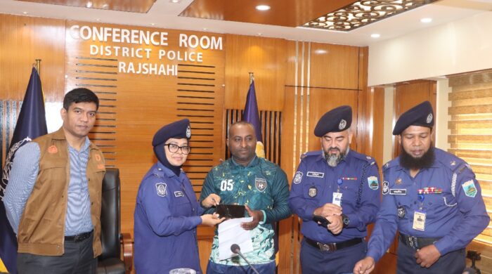 রাজশাহীতে ৬০ হারানো ফোন ফিরিয়ে দিল পুলিশ