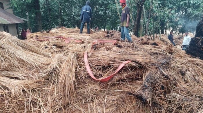 নিয়ামতপুরে খড়ের গাদায় আগুন