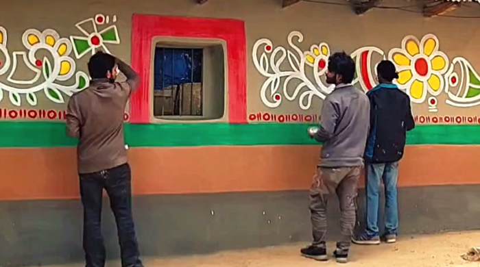 বড়দিনে রঙিন আল্পনায় সেজেছে চাঁপাইনবাবগঞ্জের আদিবাসী গ্রাম