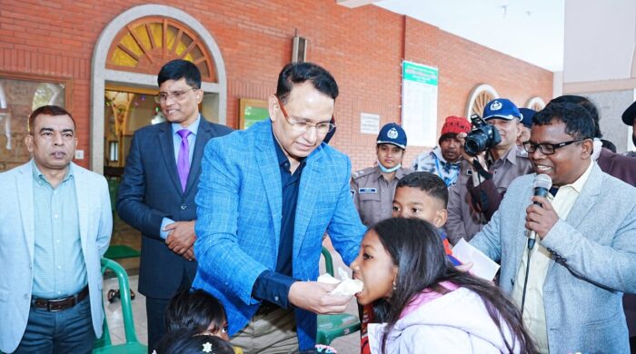 বড়দিন উপলক্ষ্যে নগরীর গির্জা পরিদর্শন করেন আরএমপি পুলিশ কমিশনার