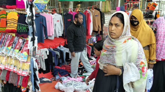 তানোরে শীতের পোষাক কিনতে উপচে পড়া ভিড়