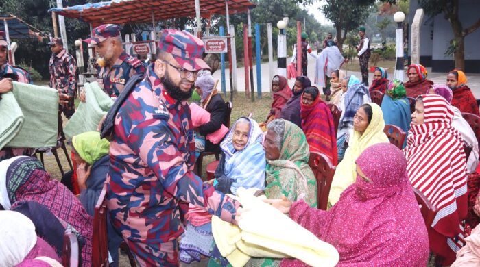 পত্নীতলায় বিজিবির শীতবস্ত্র বিতরণ