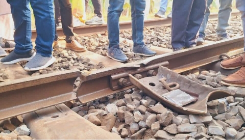 রেললাইন ভাঙায় দেরিতে আড়ানী ছাড়লো সিল্কসিটি