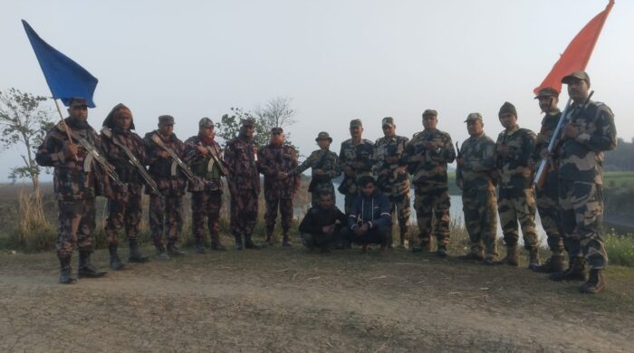 চাঁপাইনবাবগঞ্জ সীমান্তে ধরে আনা দুই ভারতীয় নাগরিককে ফেরত দিল বিজিবি