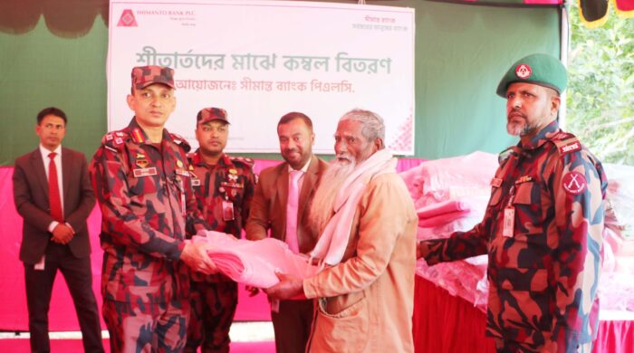 রাজশাহী সীমান্তে শীতার্ত মানুষের পাশে বিজিবি