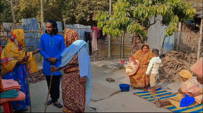 চারঘাটে শীতার্থদের মাঝে কম্বল বিতরণ করলেন  সংগীতশিল্পী বকুল