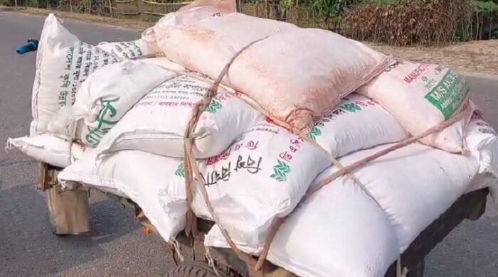 বদলগাছীতে সরকার নির্ধারিত মূল্যের চেয়ে বেশি দামে সার বিক্রির অভিযোগ
