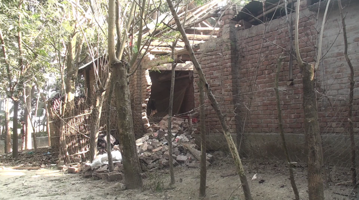 চাঁপাইনবাবগঞ্জে বোমা বিস্ফোরণে নিহত ২ উড়ে গেছে বাড়ির টিন, সংকটাপন্ন অবস্থায় হাসপাতালে ৩ জন