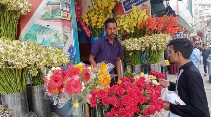 ফুলের দাম চড়া, ক্রেতা কম