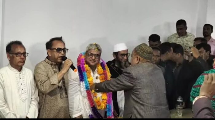 ফুলেল শুভেচ্ছায় সিক্ত শফিকুল হক মিলন