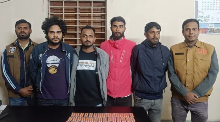 নগরীতে ডিবির অভিযানে গ্রেপ্তার ৪