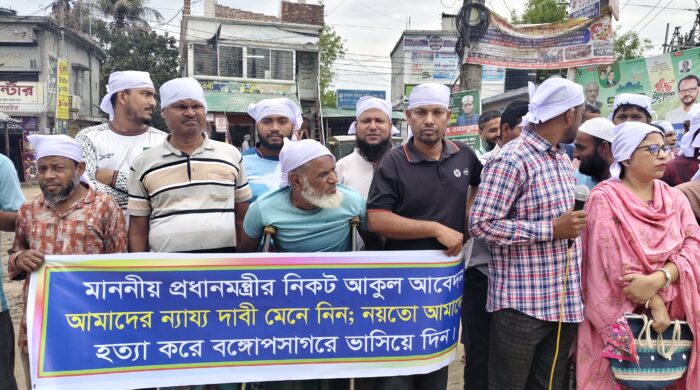 গোদাগাড়ীতে মাথায় কাফনের কাপড় বেঁধে প্রিপেইড মিটার বাতিলের দাবিতে মানববন্ধন