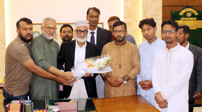 রাজশাহীতে জেলা পরিষদ প্রশাসককে যুব অধিকার পরিষদের ফুলেল শুভেচ্ছা