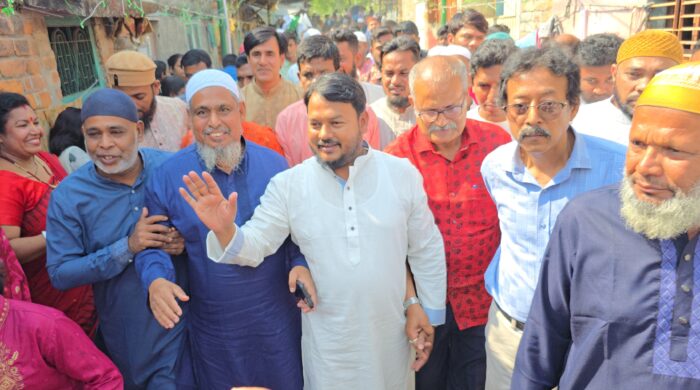 শ্রী রামচন্দ্রের জন্মোৎসব উপলক্ষে পূজায় আগত ভক্তদের সঙ্গে রাসিক প্রশাসেকর শুভেচ্ছা বিনিময়