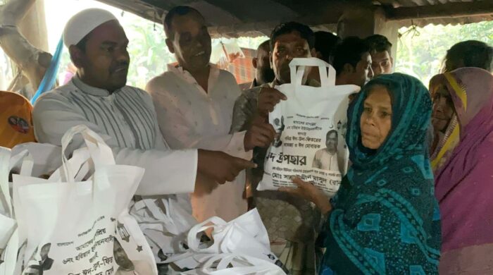 পবা হরিয়ান ইউনিয়নে ৬০০ পরিবারের মাঝে সালাউদ্দীনের ঈদ উপহার বিতরণ