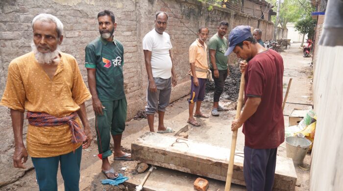 রাসিক প্রশাসকের নির্দেশে নগরীতে ড্রেনের কাঁদামাটি অপসারণ কাজ শুরু