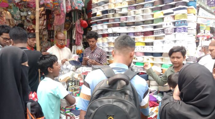 নগরীতে শেষ মুহুর্তে বাড়তি চাপ টুপি-আতরের দোকানে