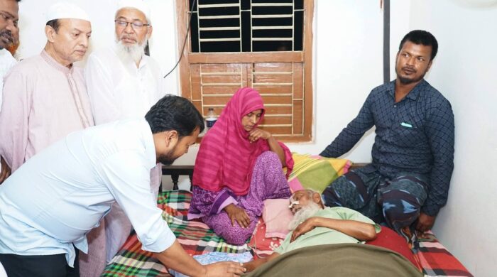 অসুস্থ্য আয়নাল মন্ডলের শয্যাপাশে রাসিক প্রশাসক