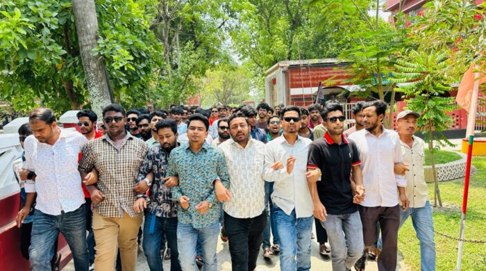 রাজশাহী কলেজে ছাত্রশিবিরের বিরুদ্ধে ছাত্রদলের বিক্ষোভ মিছিল