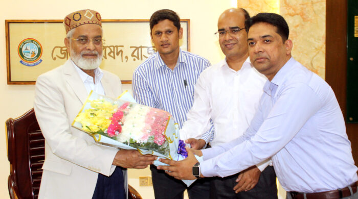 রাজশাহী জেলা পরিষদের নবনিযুক্ত প্রশাসককে রূপালী ব্যাংকের ফুলেল শুভেচ্ছা