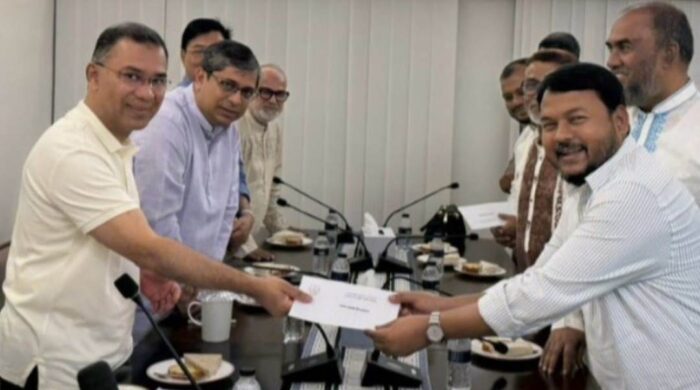 প্রধানমন্ত্রীর হাত থেকে পরিচ্ছন্নকর্মীদের জন্য ঈদ উপহারের চেক গ্রহণ করলেন রাসিক প্রশাসক
