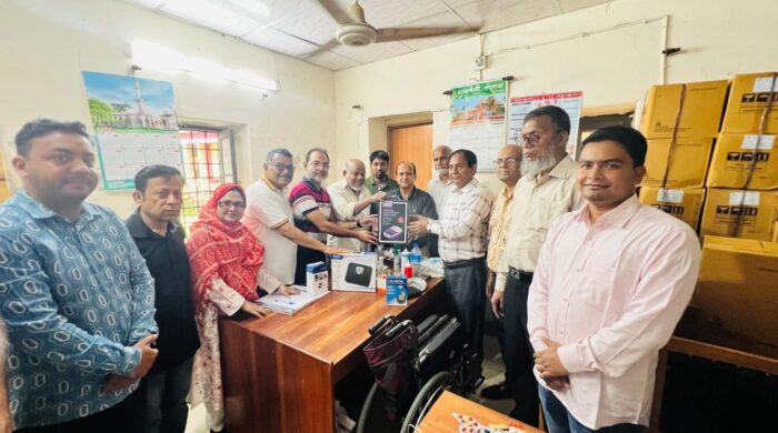 রাজশাহী কলেজ এইচএসসি অ্যালামনাই অ্যাসোসিয়েশনের স্বাস্থ্য উপকরণ প্রদান