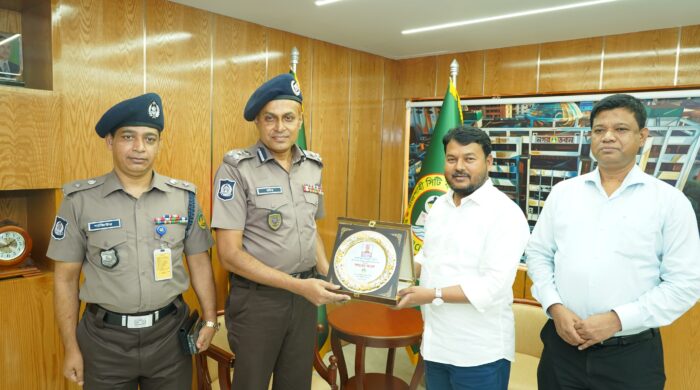 আরএমপি কমিশনার ও রাসিক প্রশাসকের শুভেচ্ছা বিনিময়