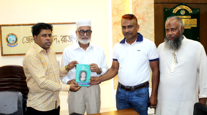 রাজশাহী জেলা পরিষদ প্রশাসকে বই উপহার প্রদান