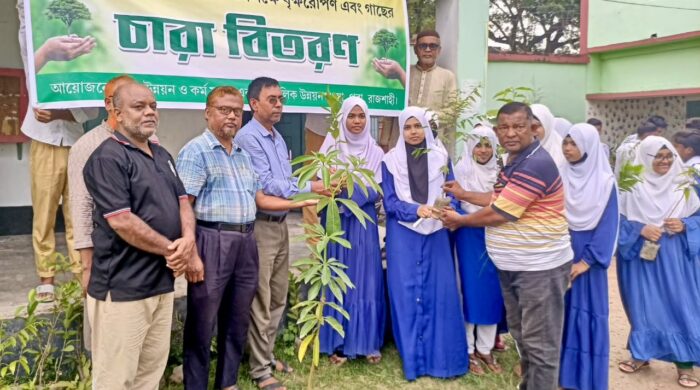 পবায় শিক্ষার্থীদের মাঝে গাছের চারা বিতরণ