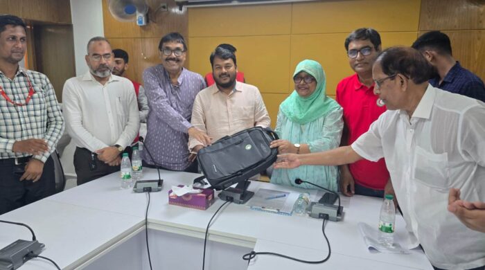 রাসিকের স্বাস্থ্যকর্মীদের মাঝে রেড ক্রিসেন্টের ব্যাগ বিতরণ