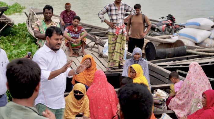 খেয়াঘাট পরিদর্শন করলেন রাসিক প্রশাসক অতিরিক্ত টোল আদায় করলে কঠোর ব্যবস্থার হুশিয়ারি