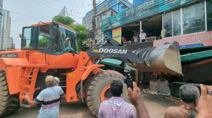 ফুটপাত দখল ও অবৈধ পার্কিংয়ের বিরুদ্ধে নগরীতে সাঁড়াশি অভিযান