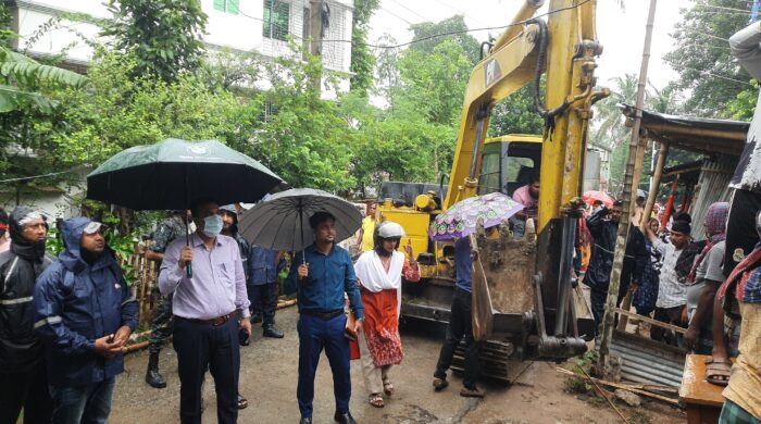শহর রক্ষা বাঁধ ঝুঁকিমুক্ত করতে নগরীতে অবৈধ স্থাপনা উচ্ছেদে যৌথ অভিযান